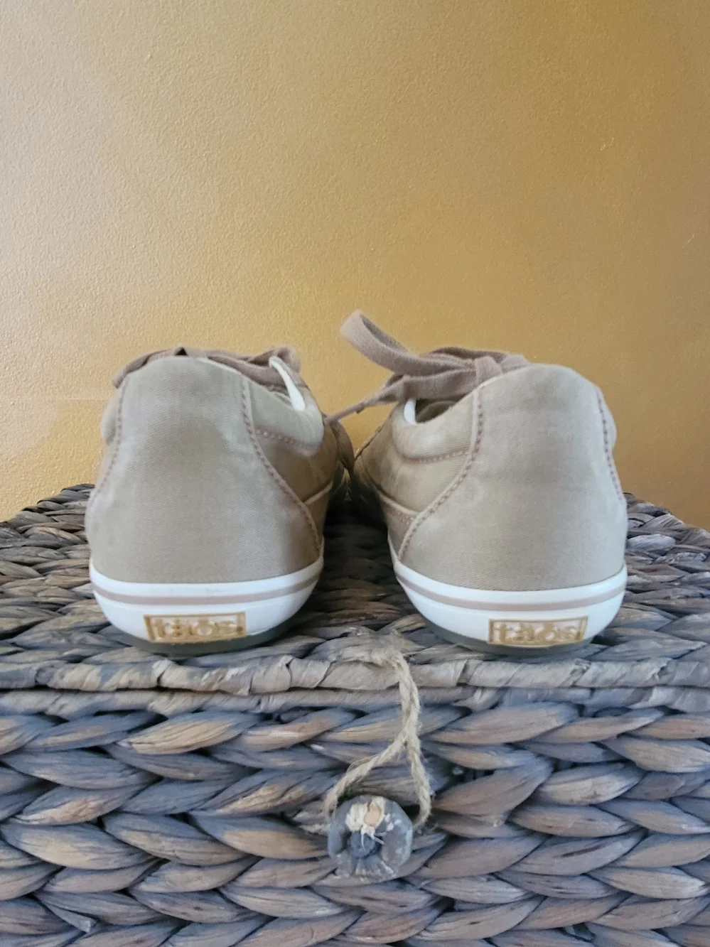 Taos Sz 7 Casual Beige Suede Lace-Up Sneakers - Picture 3 of 9
